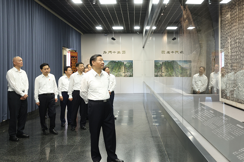 7月29日，中共中央總書記、國家主席、中央軍委主席習(xí)近平在四川考察結(jié)束返京途中，來到陜西省漢中市考察。這是習(xí)近平參觀漢中市博物館有關(guān)歷史文物展陳。